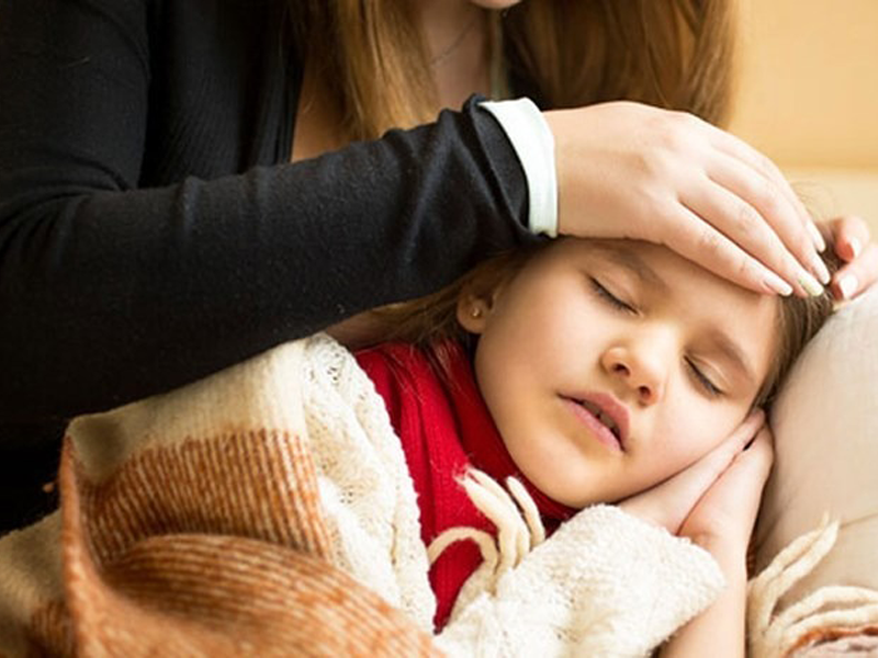 be-gai-8-thang-hon-me-do-uong-oresol-pha-sai-ti-le