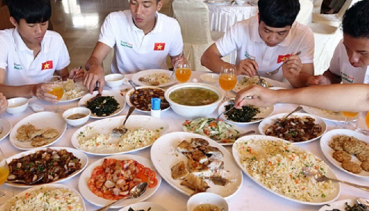 hlv-park-hang-seo-tiet-lo-thuc-don-nang-the-luc-u23-viet-nam