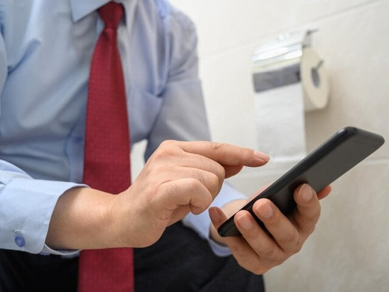 like-facebook-trong-nha-ve-sinh-co-the-chiu-ket-tham