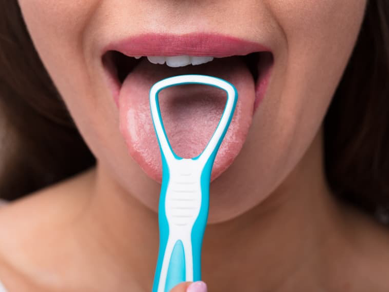 ve-sinh-luoi-moi-lan-danh-rang-nha-si-tra-loi-rat-thuyet-phuc